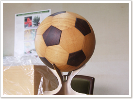 32枚の板を組み合わせて作るサッカーボール