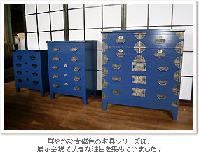 鮮やかな青磁色の家具シリーズ